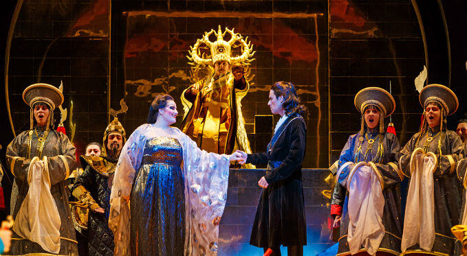 Turandot performers on lavish sets
