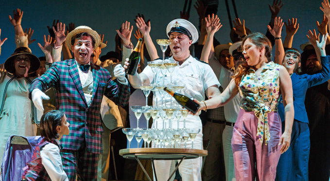 Zachary Nelson as Belcore and Ekaterina Siurina Adina fill a champagne fountain