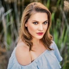 Resident Artist Ashley Fabian sings Offstage Shepard