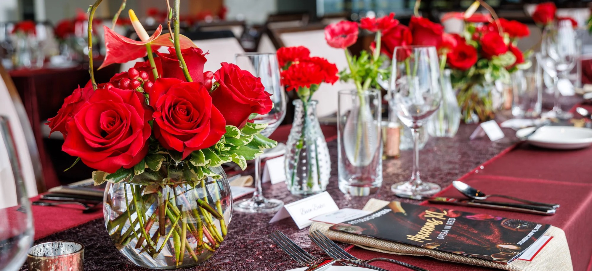 Red roses and Maecenas XL programs on a red sequined table