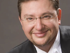Headshot of Maestro Antony Walker